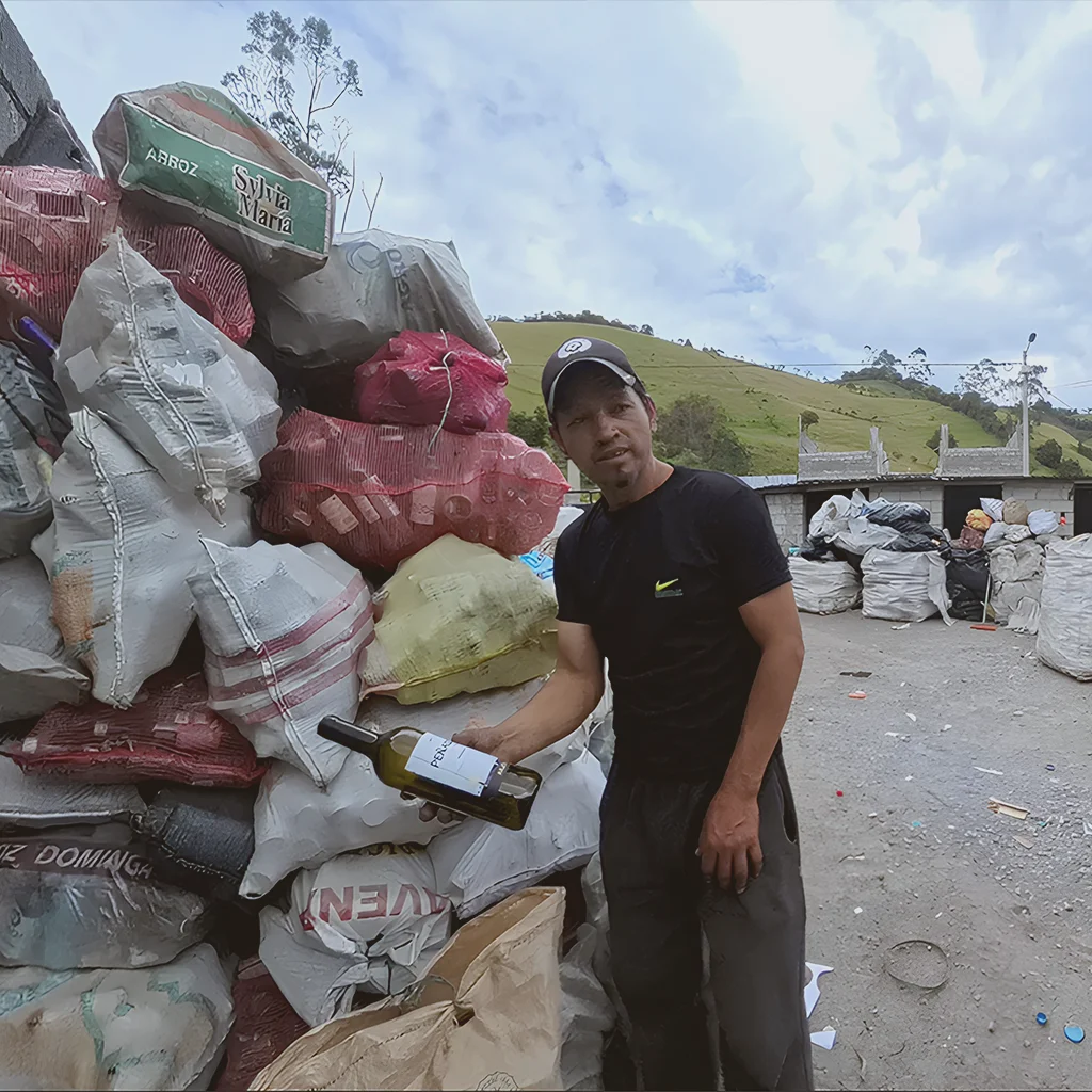 VIDRŌ Ecuador. Vasos Ecuatorianos hechos de botellas recicladas. No reciclamos, hacemos upcycling, con identidad ecuatoriana. Vasos Ecológicos, productos y proyecto sustentable en Ecuador. Vidró. Guarda cada momento.